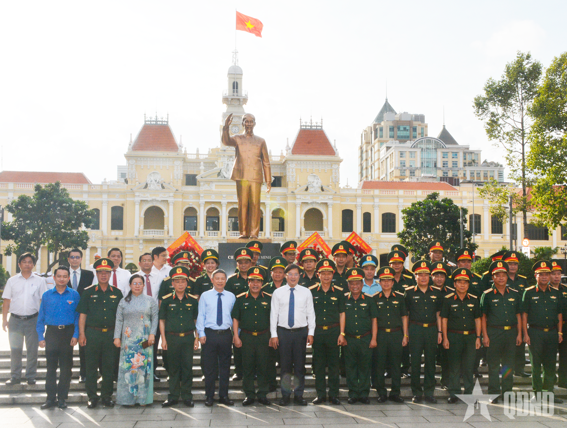 Đoàn đại biểu hội thảo khoa học cấp Bộ Quốc phòng dâng hoa tại Công viên Tượng đài Chủ tịch Hồ Chí Minh